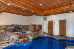 Stunning Mt Lodge! Indoor Pool, Hot tub, Theater room, pool table, sleeps 16!